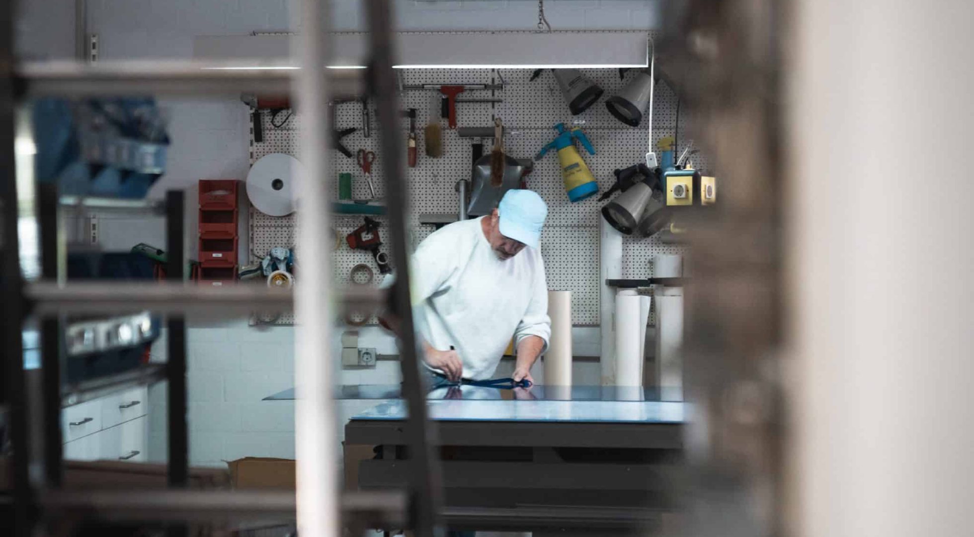 Arbeiter beim Werbefolie bekleben